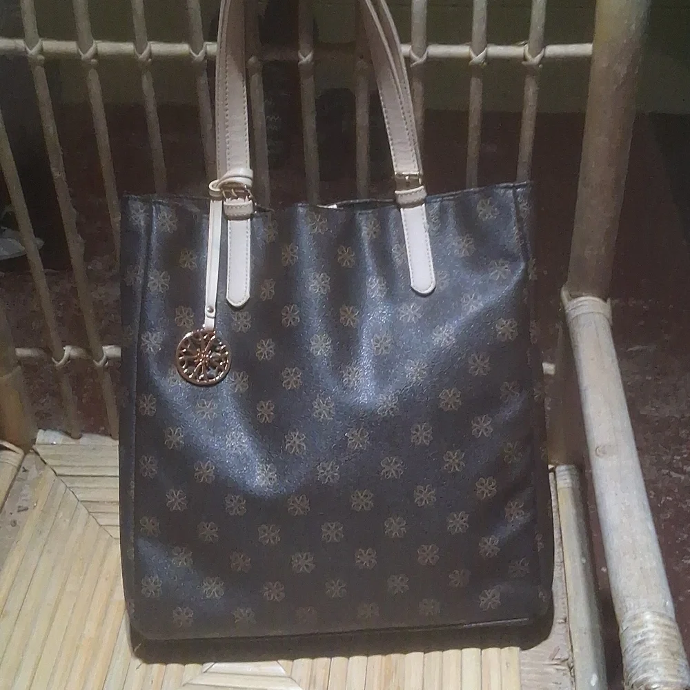 AVON SIGNATURE COLLECTION, MAYLIN TOTE - Picture 2 of 5